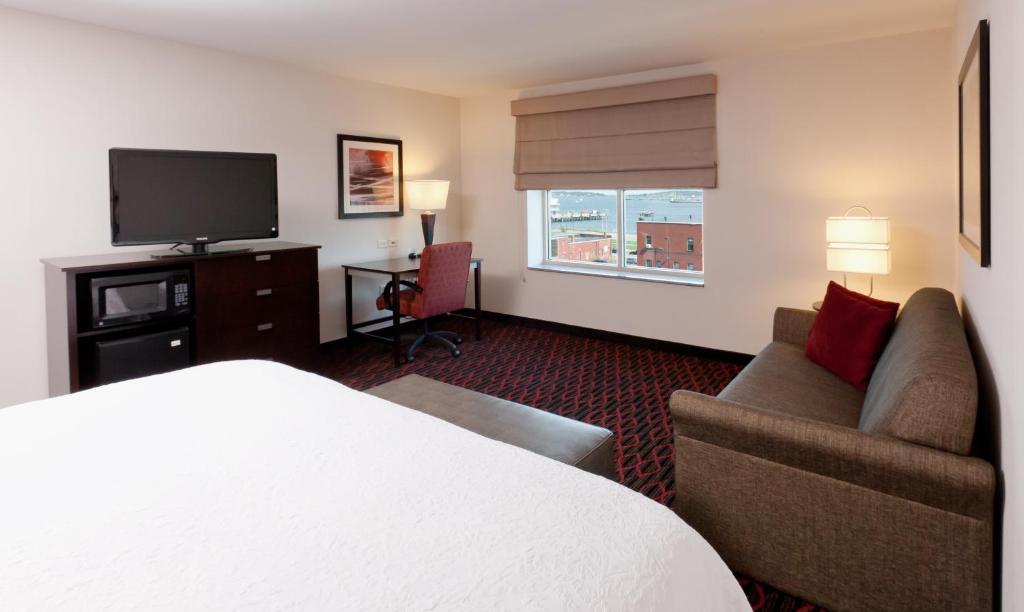 Hampton Inn Portland Downtown Waterfront - image 3