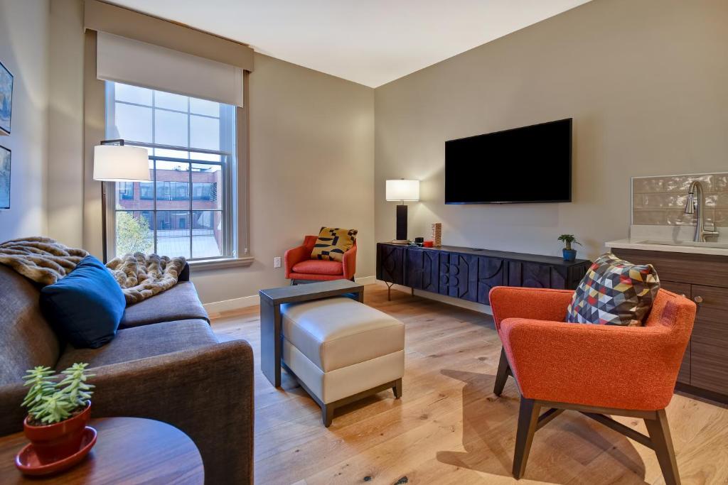 121 Middle an urban inn - main image