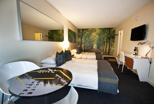 Jupiter Hotel - image 2