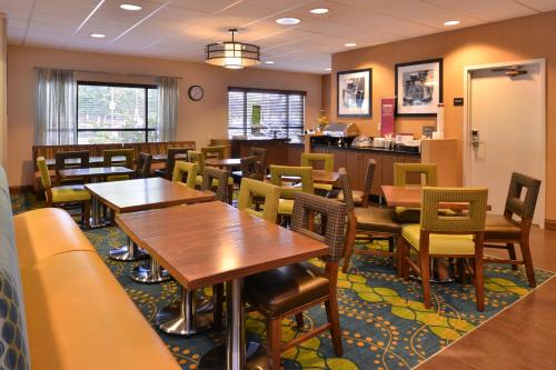 Hampton Inn Portland East - image 4