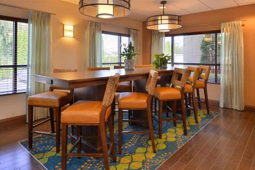Hampton Inn Portland East - image 5