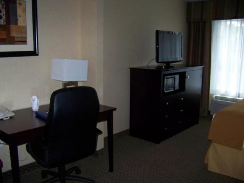 Holiday Inn Express Hotel & Suites Portland - Jantzen Beach an IHG Hotel - image 3