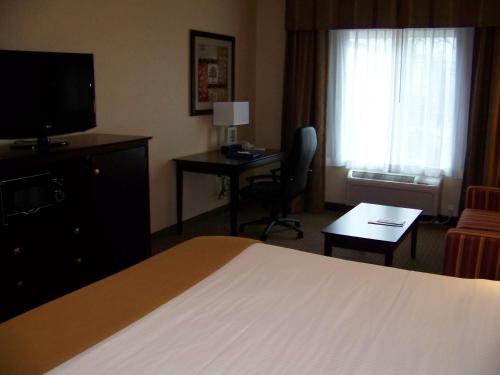 Holiday Inn Express Hotel & Suites Portland - Jantzen Beach an IHG Hotel - image 4