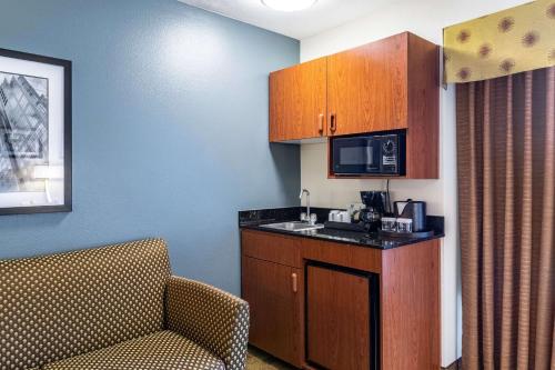 Clarion Hotel Portland International Airport - image 2