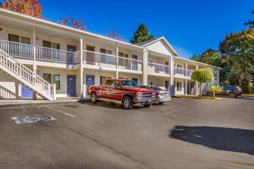 Motel 6 Portland Mall - 205 - main image