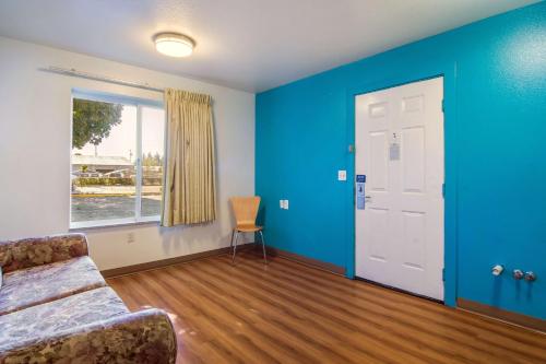 Motel 6 Portland Mall - 205 - image 2