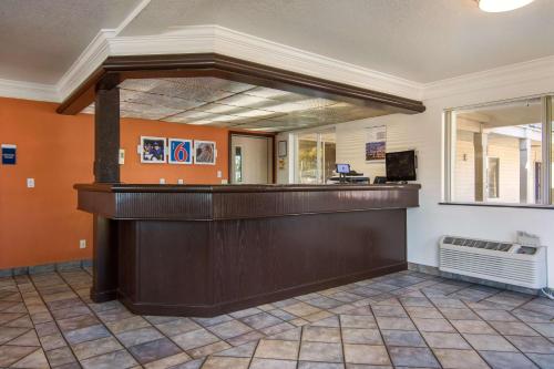 Motel 6 Portland Mall - 205 - image 3