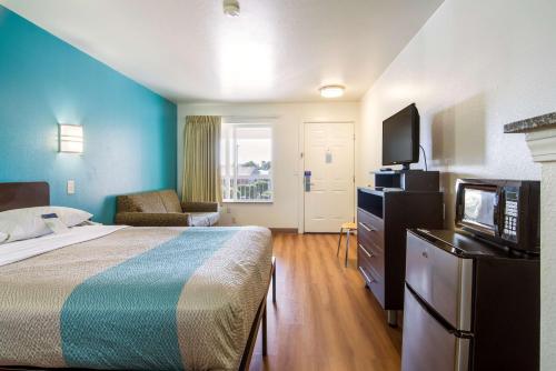Motel 6 Portland Mall - 205 - image 4