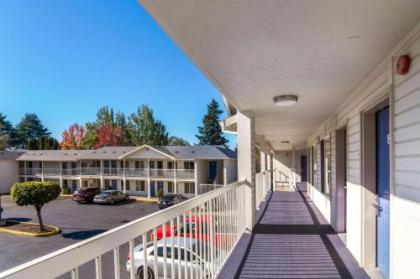 Motel 6 Portland Mall - 205 - image 5