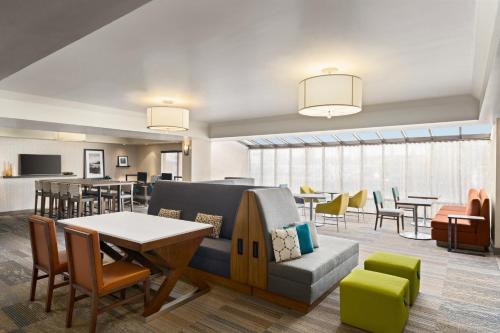 Hampton Inn Portland Airport - image 4