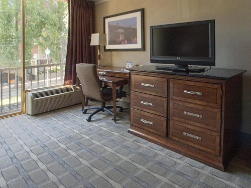 Inn at the Convention Center - image 4