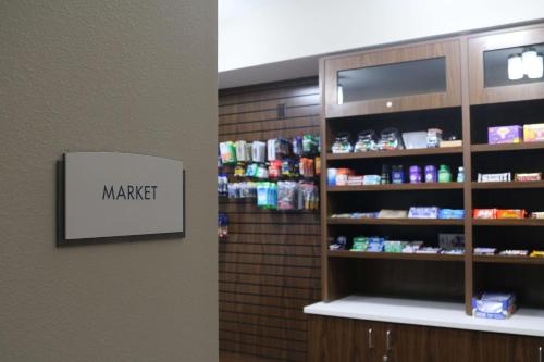 Best Western Plus Portland Airport Hotel & Suites - image 3