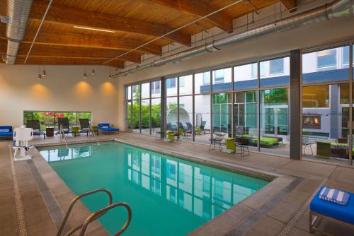 Aloft Portland Airport Hotel at Cascade Station - image 5