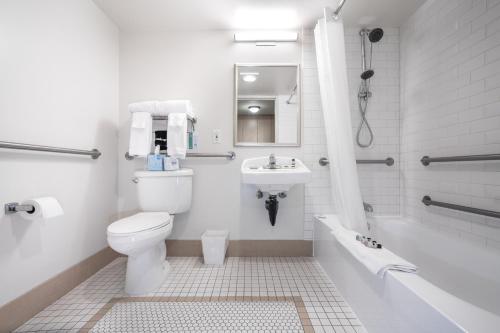 Park Lane Suites & Inn - image 4