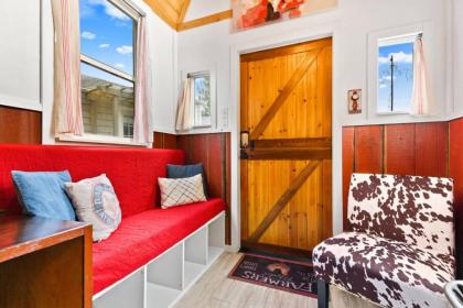 Tiny Digs Barn House - image 12