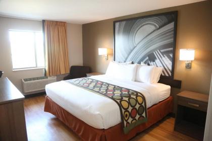 Super 8 by Wyndham Portsmouth - image 9