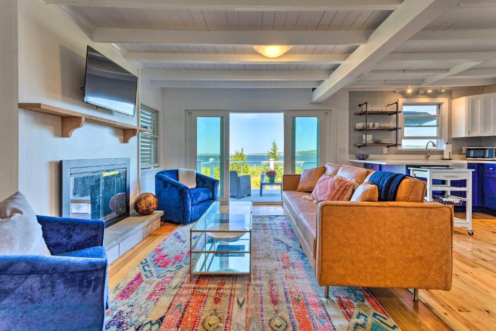 Coastal Portsmouth Home with Bay Access Near Newport - main image