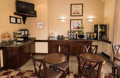 Howard Johnson by Wyndham Portsmouth - image 11