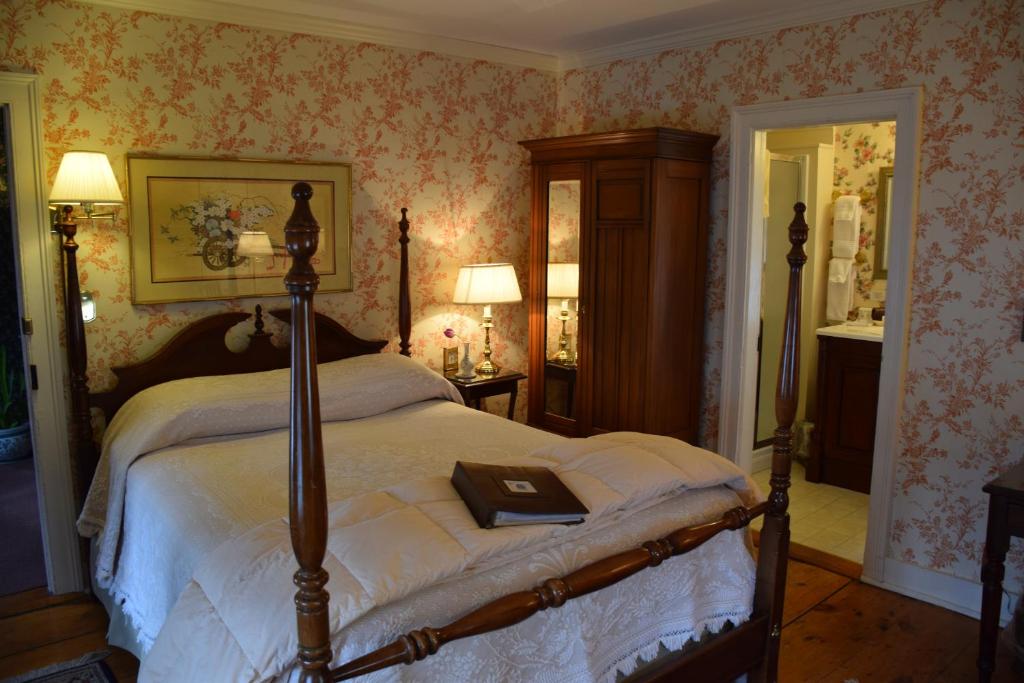 Martin Hill Inn Bed & Breakfast - image 4