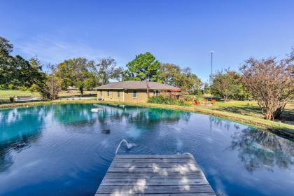 Pottsboro Home on 2 Acres with Jacuzzi Near marina