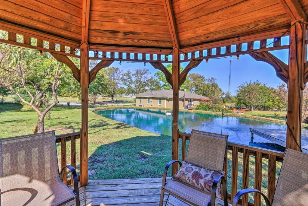 Pottsboro Home on 2 Acres with Jacuzzi Near Marina! - image 5