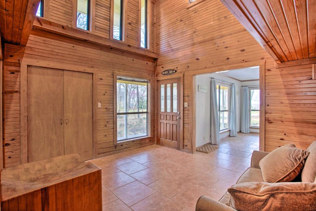 Spacious Texas Getaway Half Mi to Lake Texoma - image 4