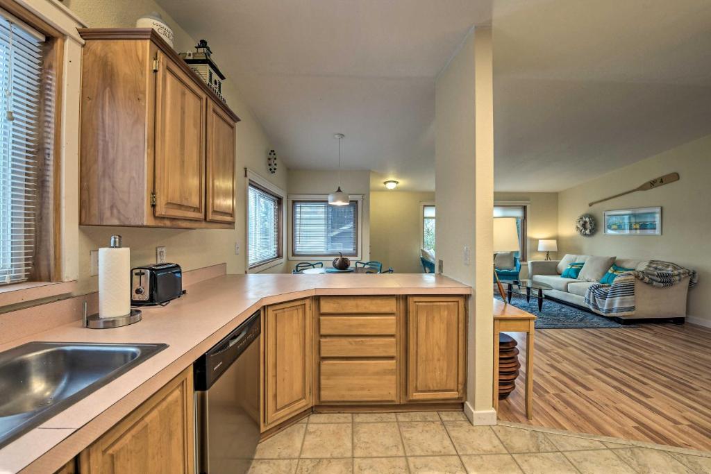 Cute Cottage with Deck Walk 115 Ft to Brewery and Cafe - image 2
