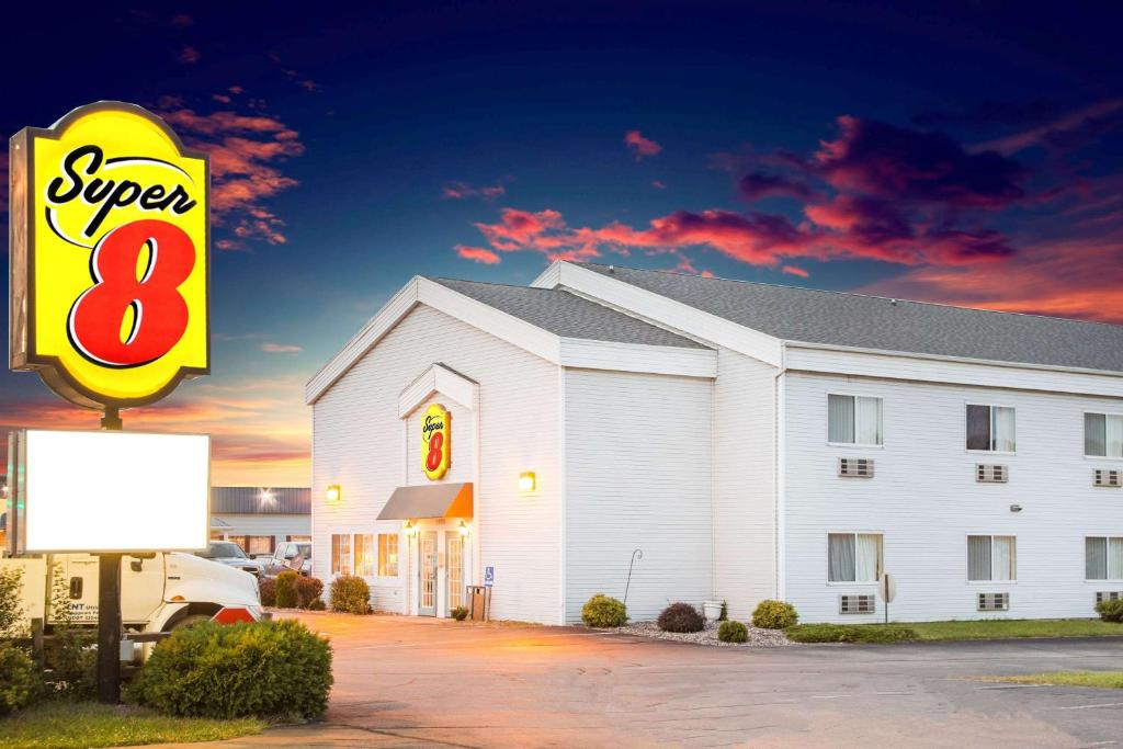 Super 8 by Wyndham Prairie Du Chien - main image