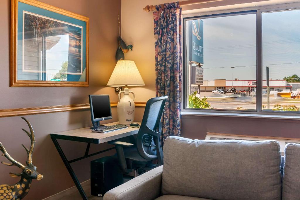 Quality Inn & Suites - image 4