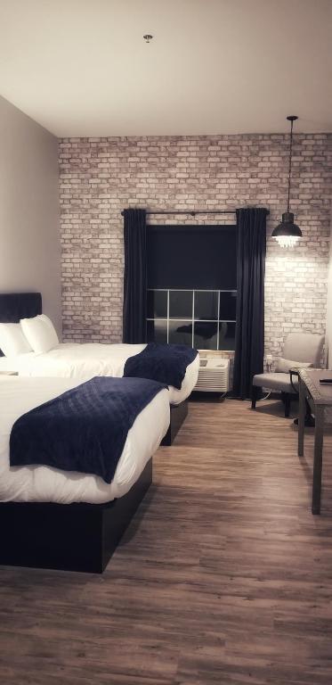 Waterfront Hotel - image 2