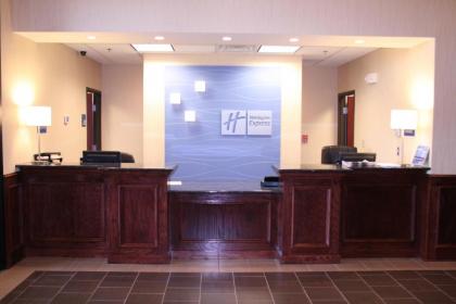 Holiday Inn Express Pratt - image 9