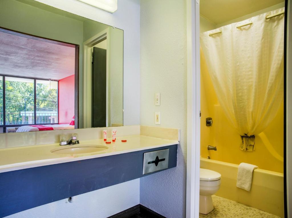 OYO Hotel Pratt KS Route 400 - main image