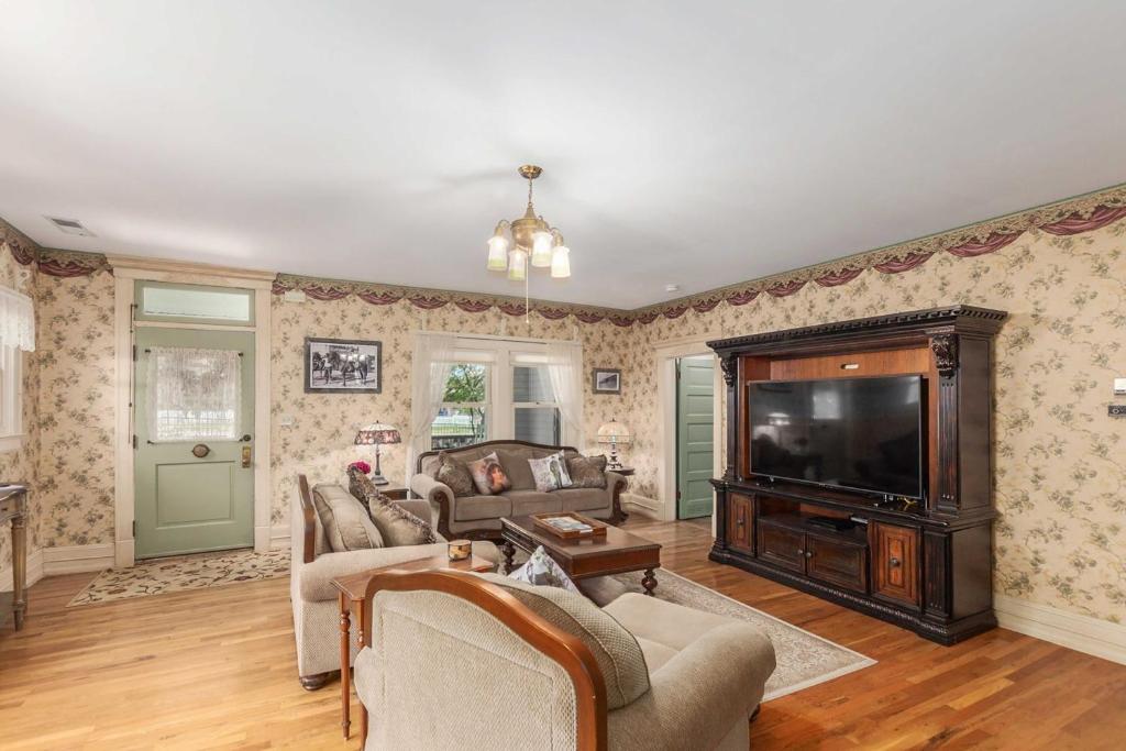 Historic Prescott Home with Yard Walk Downtown! - image 6