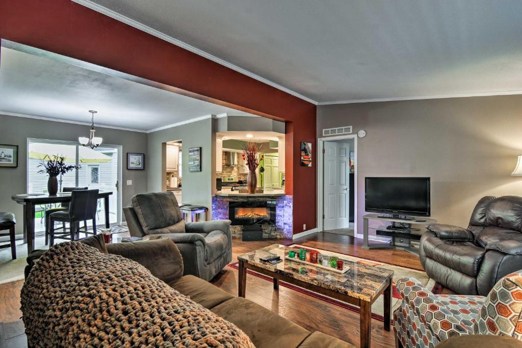 Presque Isle Harbor Home with Gas Grill and Bikes! - main image