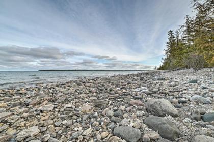 Presque Isle Harbor Home with Gas Grill and Bikes! - image 11