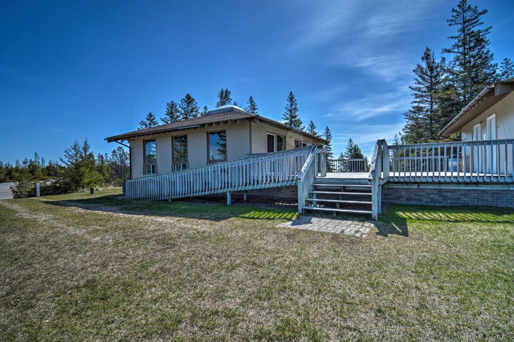 Presque Isle Harbor Home with Gas Grill and Bikes! - image 4
