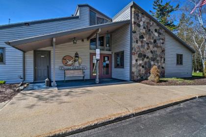 Presque Isle Harbor Home with Gas Grill and Bikes! - image 6