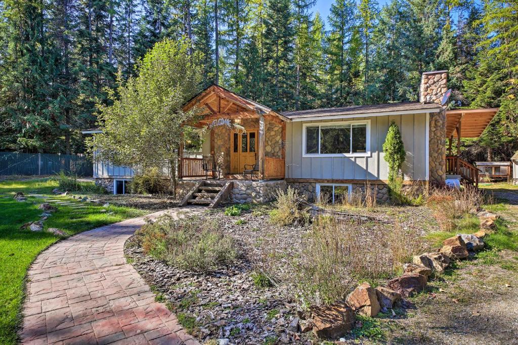 Quaint Priest Lake Cabin with Patio Less Than 1Mi to Lake - main image