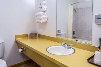 Econo Lodge Prineville - image 14