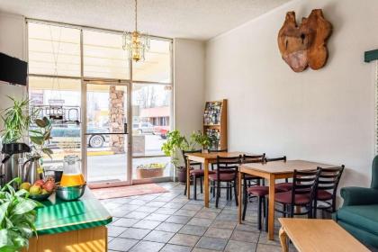 Econo Lodge Prineville - image 15