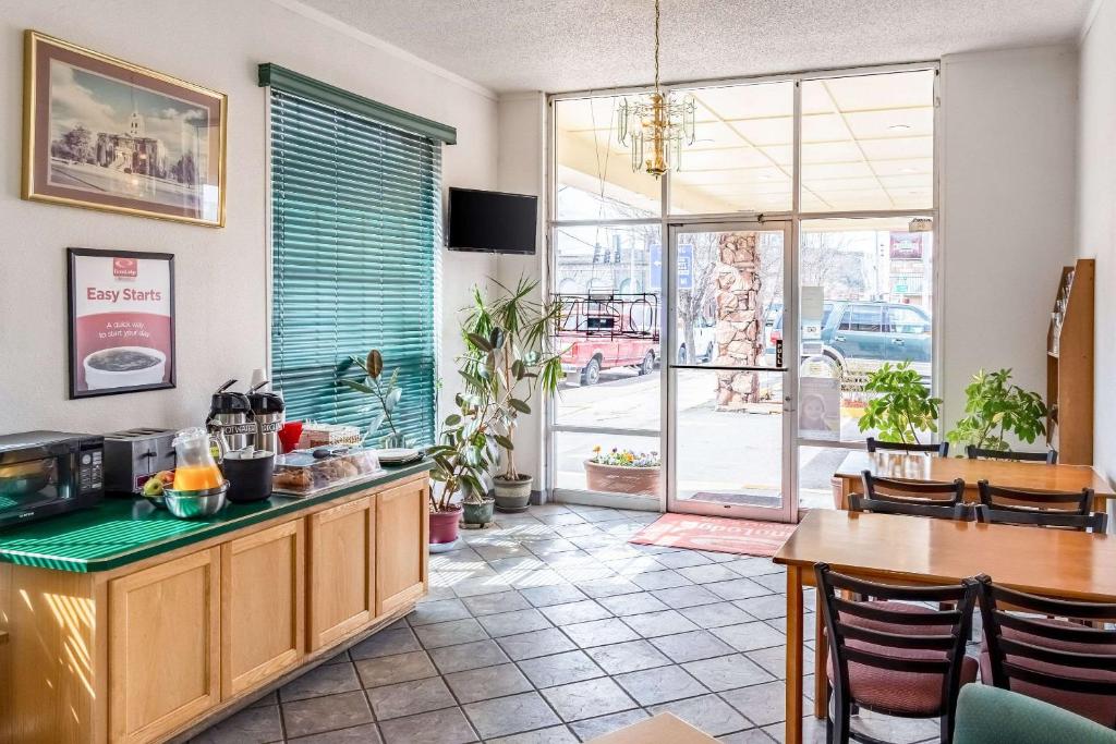 Econo Lodge Prineville - image 2