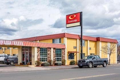 Econo Lodge Prineville - image 4