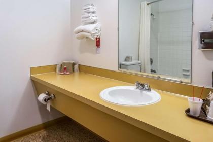 Econo Lodge Prineville - image 8