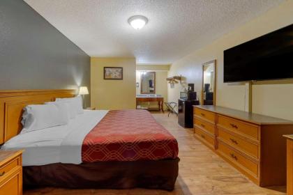 Econo Lodge Pryor - image 11