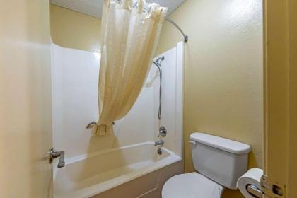 Econo Lodge Pryor - image 15