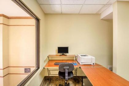 Quality Inn & Suites MidAmerica Industrial Park Area - image 10
