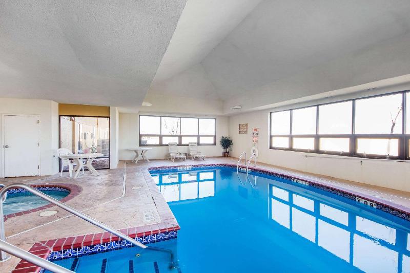 Quality Inn & Suites MidAmerica Industrial Park Area - image 4