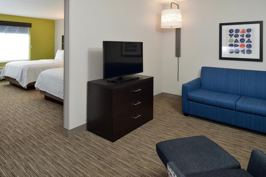 Holiday Inn Express & Suites Pueblo an IHG Hotel - image 4