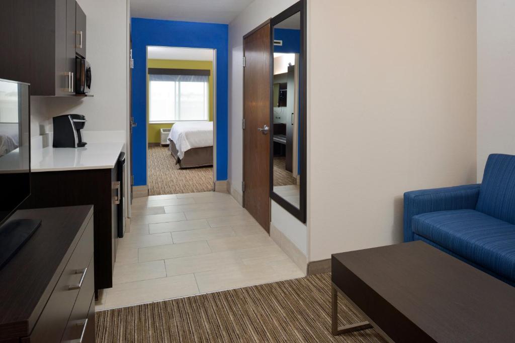 Holiday Inn Express & Suites Pueblo an IHG Hotel - image 6