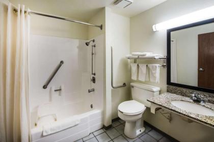 Super 8 by Wyndham Pueblo - image 10